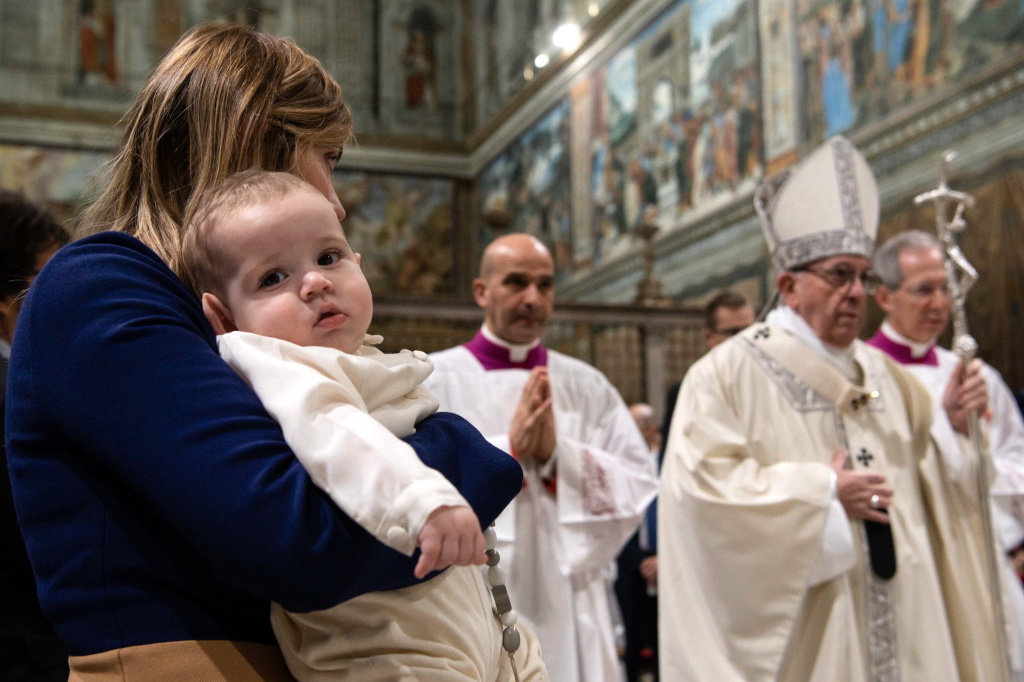 Eine Frau mit einem kleinen Kind auf dem Arm beim Gottesdienst zum Fest der "Taufe des Herrn" mit Papst Franziskus in der Sixtinischen Kapelle. (Foto: KNA)