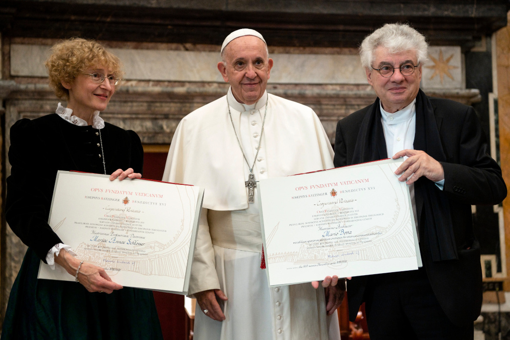 Papst Franziskus verleiht den Joseph-Ratzinger-Preis an die deutsche Theologin Marianne Schlosser und den Schweizer Architekten Mario Botta. (Foto: KNA)