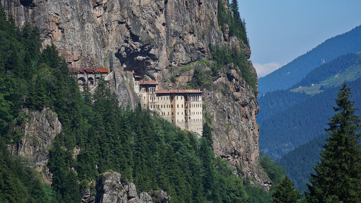 Das Kloster Sumela wurde im Jahr 386 gegründet und war viele Jahrhunderte hindurch der bedeutendste Wallfahrtsort am Schwarzen Meer, vor allem wegen der hier verehrten Marienikone. (Foto: gem)