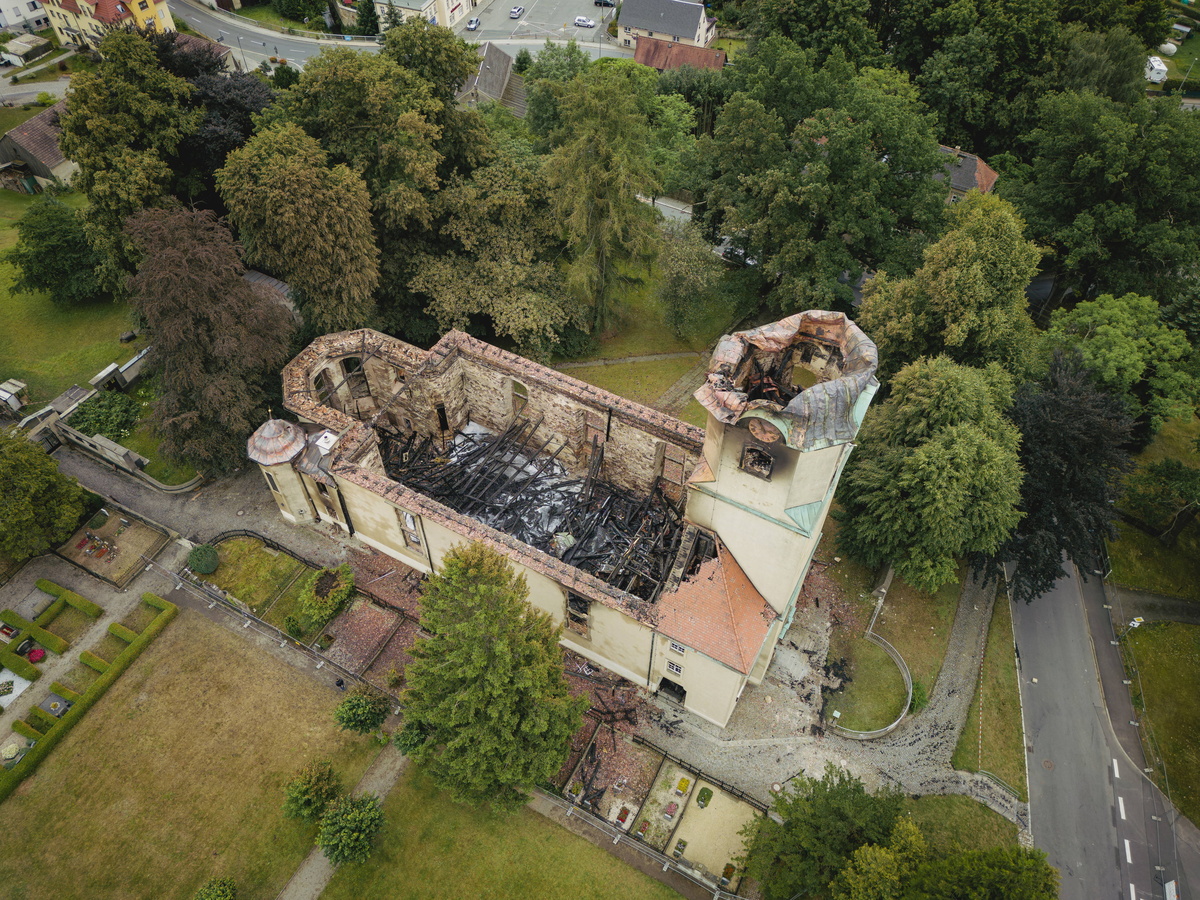  Bei einem Feuer in den frühen Morgenstunden des 4. August 2023 brannte die Kirche vollständig aus, Dachstuhl und Kirchturmspitze stürzten ein. (Foto: Imago/Sylvio Dittrich)