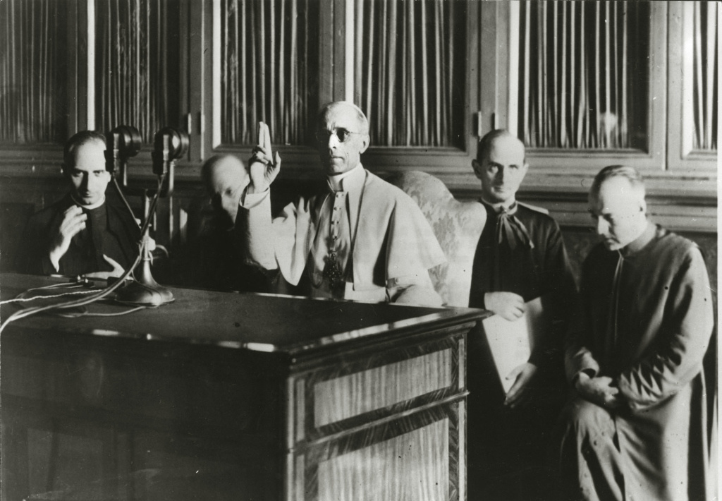 Papst Pius XII. während einer Rundfunkansprache im Jahr 1941. (Foto: KNA)