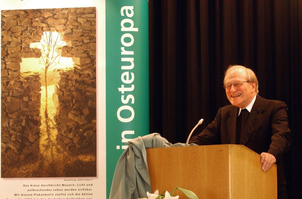 Pater Eugen Hillengass spricht 2002 während des Festaktes zu seiner Verabschiedung als Geschäftsführer von Renovabis. Neun Jahre war er in dieser Position für die Hilfsorganisation der katholischen Kirche für Osteuropa tätig. (Archivfoto: KNA) 