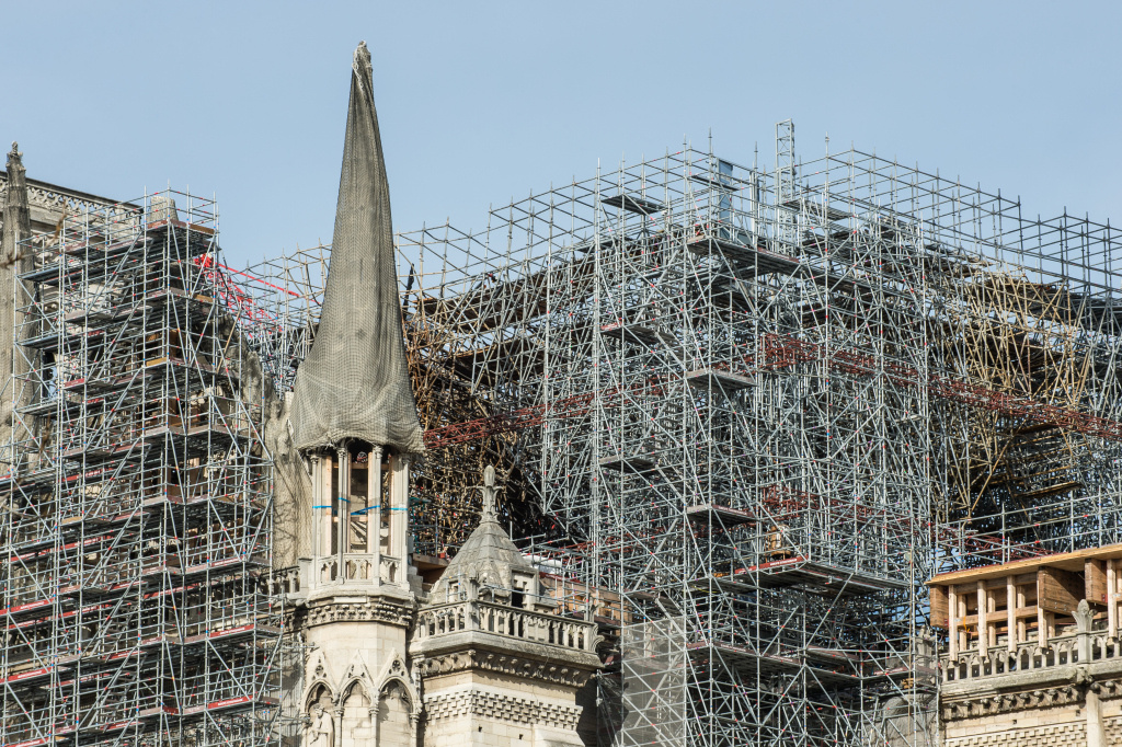 Am 15. April 2019 war die Kathedrale im Herzen von Paris in Flammen aufgegangen. Das Bild zeigt einen Teil des Gotteshauses eingerüstet. (Foto: KNA)