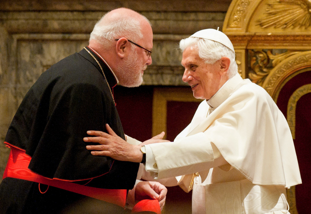 Kardinal Reinhard Marx, Erzbischof von München und Freising, gratuliert Papst Benedikt XVI. am 16. April 2012 während einer Audienz im Vatikan zu dessen 85. Geburtstag. (Foto: KNA)