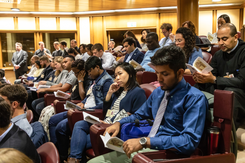 Jugendliche Synodenteilnehmer in der Audienzhalle im Vatikan. (Foto: KNA)