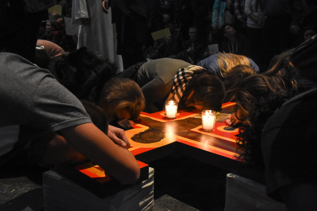 Jugendliche beim Kreuzgebet in der Messehalle während des Europäischen Jugendtreffens der ökumenischen Gemeinschaft von Taize. (Foto: KNA)