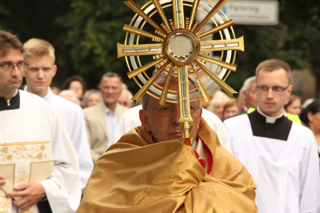 Gemeinsames Fest: 2014 haben rund 2.500 Katholiken aus Polen und Deutschland in Görlitz und Zgorzelec gemeinsam Fronleichnam begangen. (Foto: KNA)