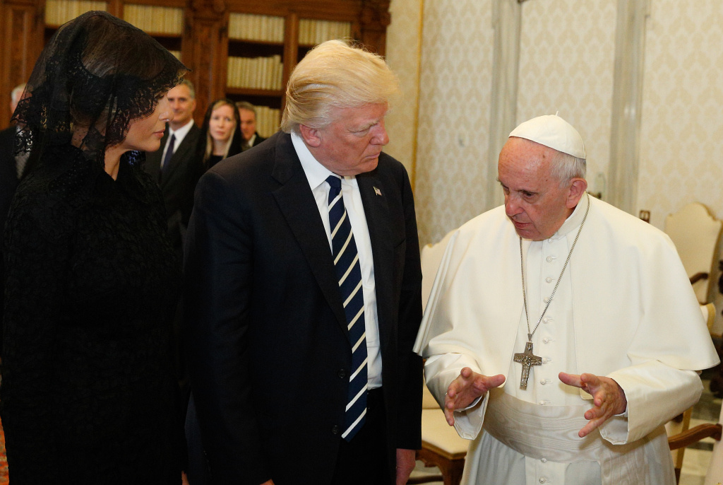 Papst Franziskus spricht mit dem US-amerikanischen Präsidenten Donald Trump und dessen Ehefrau Melania während einer Privataudienz im Vatikan. (Foto: KNA)