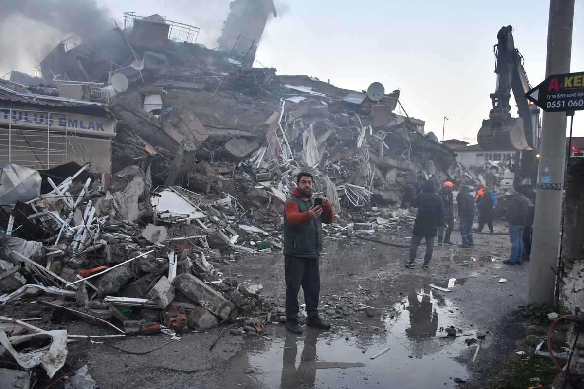 Rettungskräfte versuchen, in Diyarbakir im Südosten der Türkei Verschüttete zu bergen. (Foto: Imago/Depo Photos)