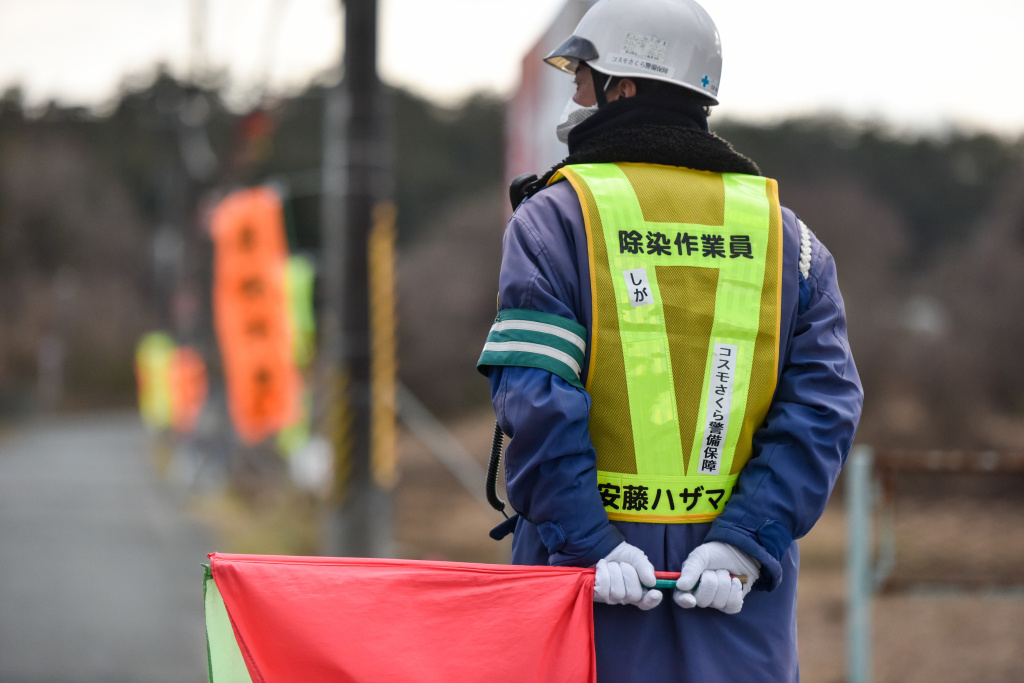 Ordner im Sperrgebiet von Namie in der 20-Kilometer-Zone um das havarierte Atomkraftwerk Fukushima-Daichi. (Foto: KNA)