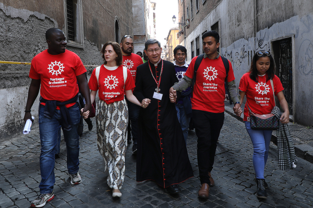 Kardinal Luis Antonio Tagle, Präsident von Caritas Internationalis, beim Solidaritätsmarsch im Rahmen der Kampagne "Share the Journey" für Flüchtlinge und Migranten in den Straßen Roms. (Foto: KNA)