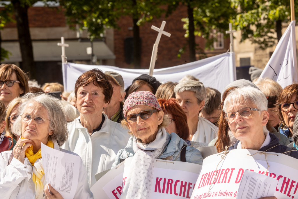Frauen der Initiative "Maria 2.0" fordern vor dem Dom in Münster eine Erneuerung der Kirche. (Foto: KNA)