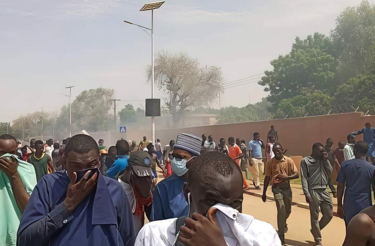 Proteste vor der französischen Botschaft in Niamey (Niger): Tausende Menschen demonstrierten gegen die Politik des europäischen Landes. Frankreich koordiniert offenbar eine Reaktion auf die militärische Machtübernahme. (Foto: Imago/ABACAPRESS)