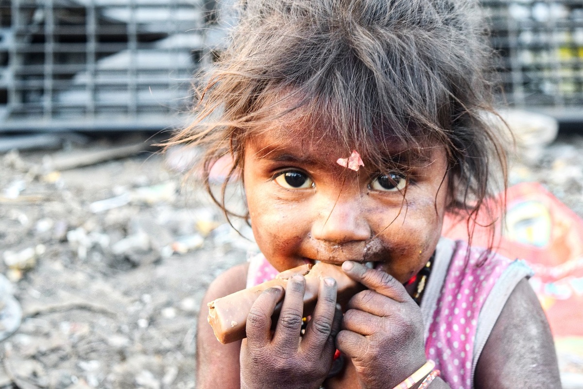 Ein hungerleidendes Mädchen in einem Slum in Indien. (Symbolfoto: gem)