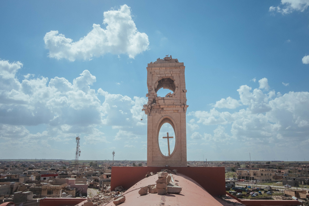 Der zerstörte Kirchturm symbolisiert die Gewalt, der Christen oft ausgesetzt sind. (Foto: KNA)