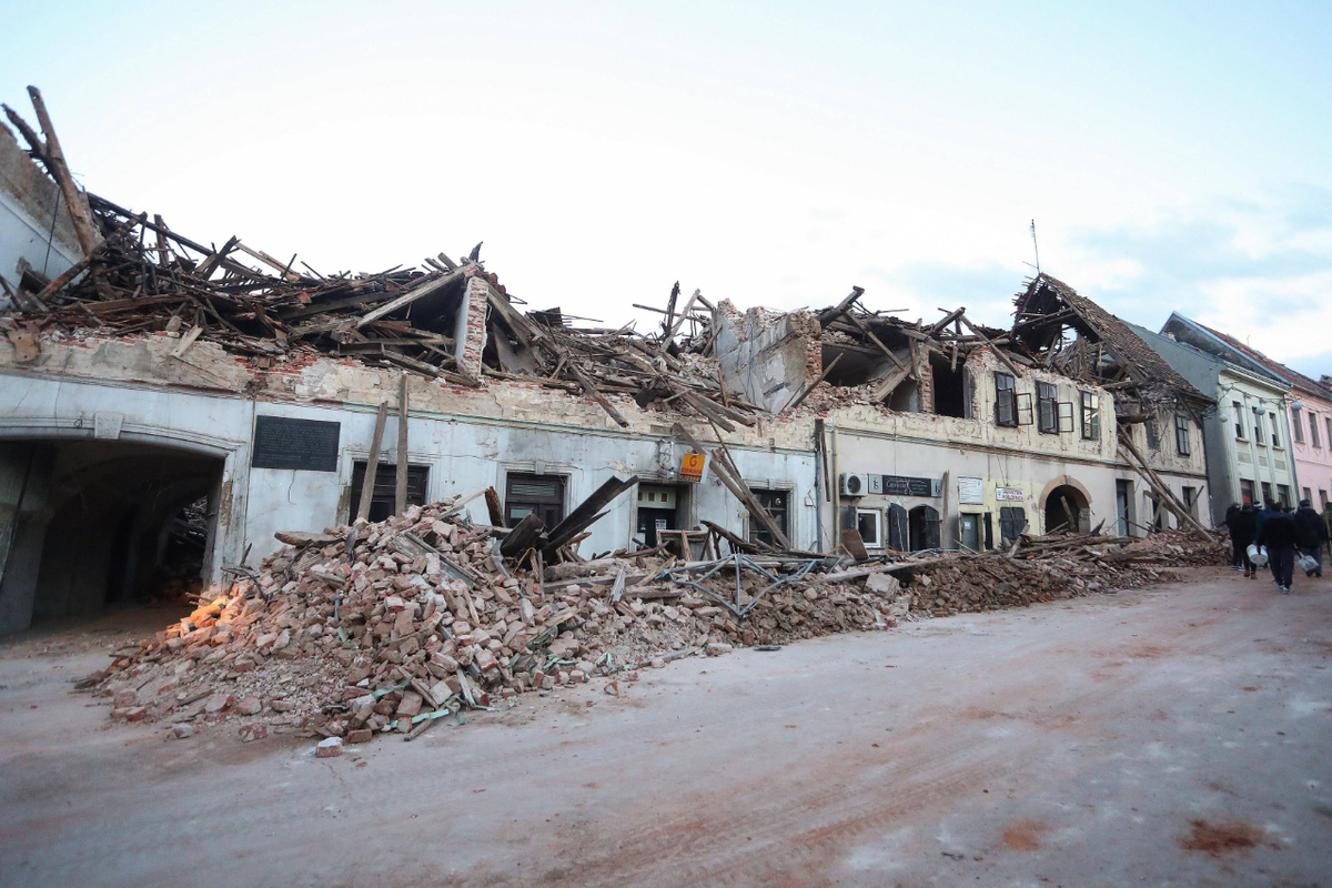 In Petrinja, einer kleinen Stadt etwa 50 Kilometer von Zagreb entfernt, stürzten infolge des Erdbebens Häuser ein. (Foto: imago images/Xinhua)