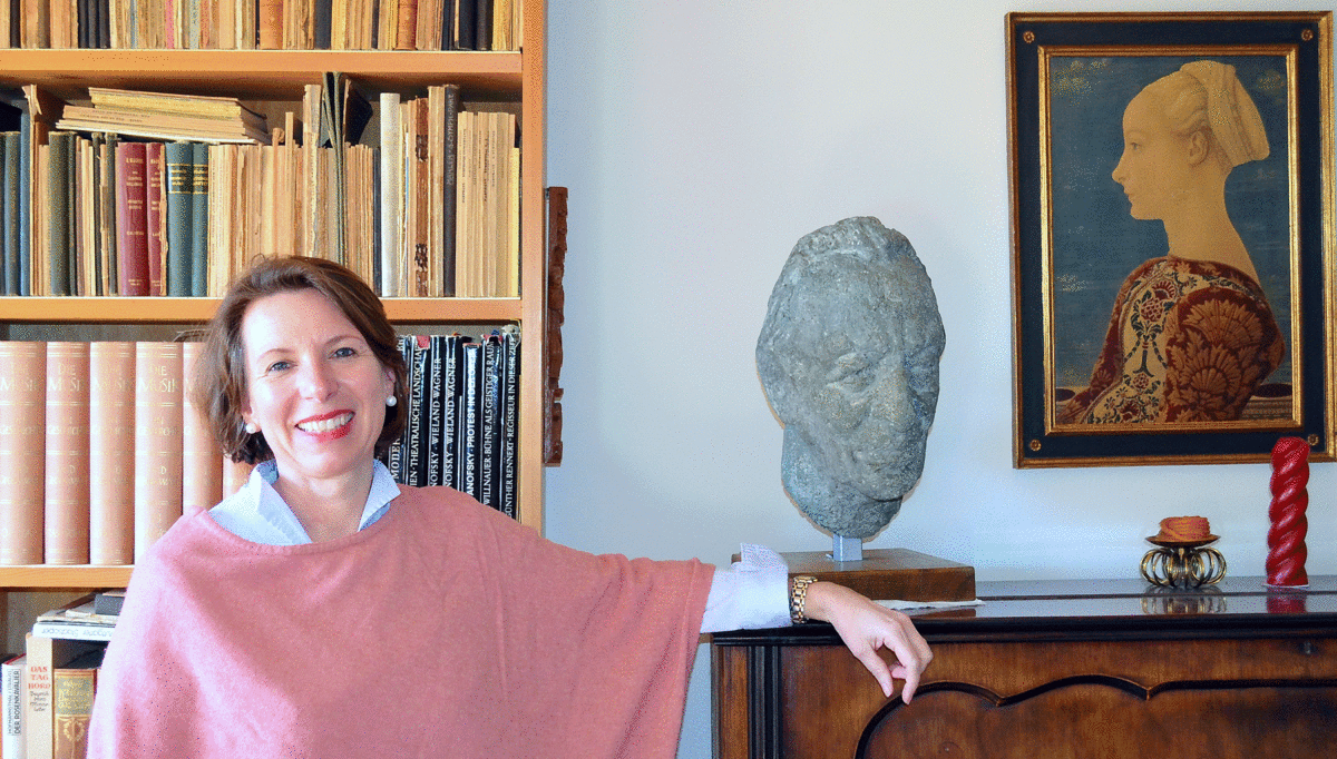  Judith Janowski, Generalsekretärin der Carl-Orff-Stiftung mit einer Büste des Komponisten in dessen ehemaligem Arbeitszimmer. Foto: Beate Bentele