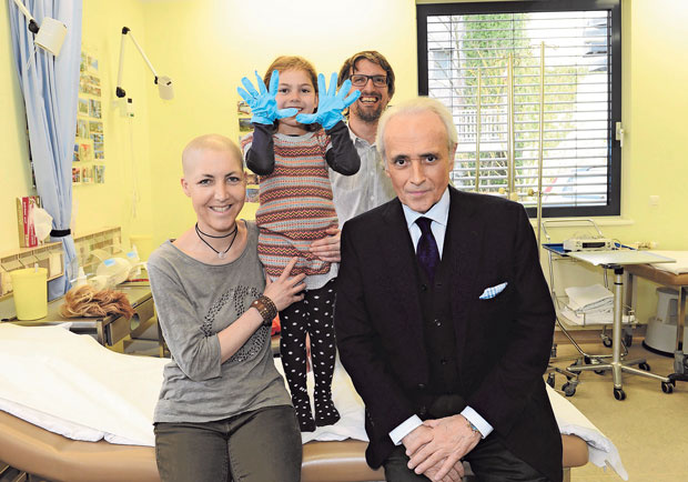 José Carreras besucht eine betroffene Familie im Krankenhaus. Foto: DJCLS