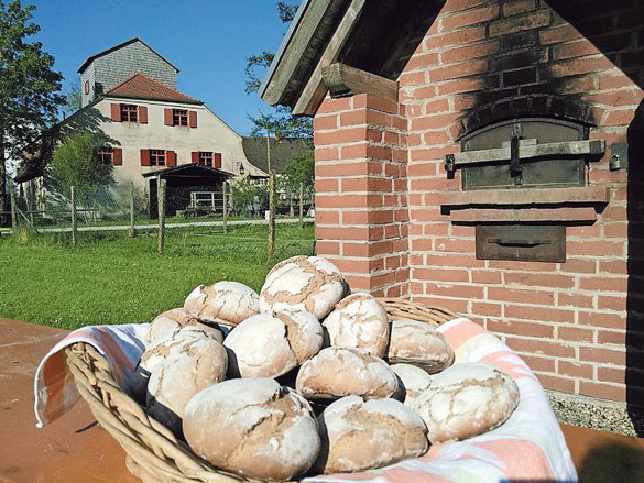 Am Backhaus wird Brot gebacken. Foto: Klostermühlenmuseum