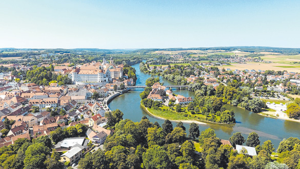 Die Stadt Neuburg liegt malerisch an der Donau und prunkt mit ihren Renaissance- und Barockbauten.