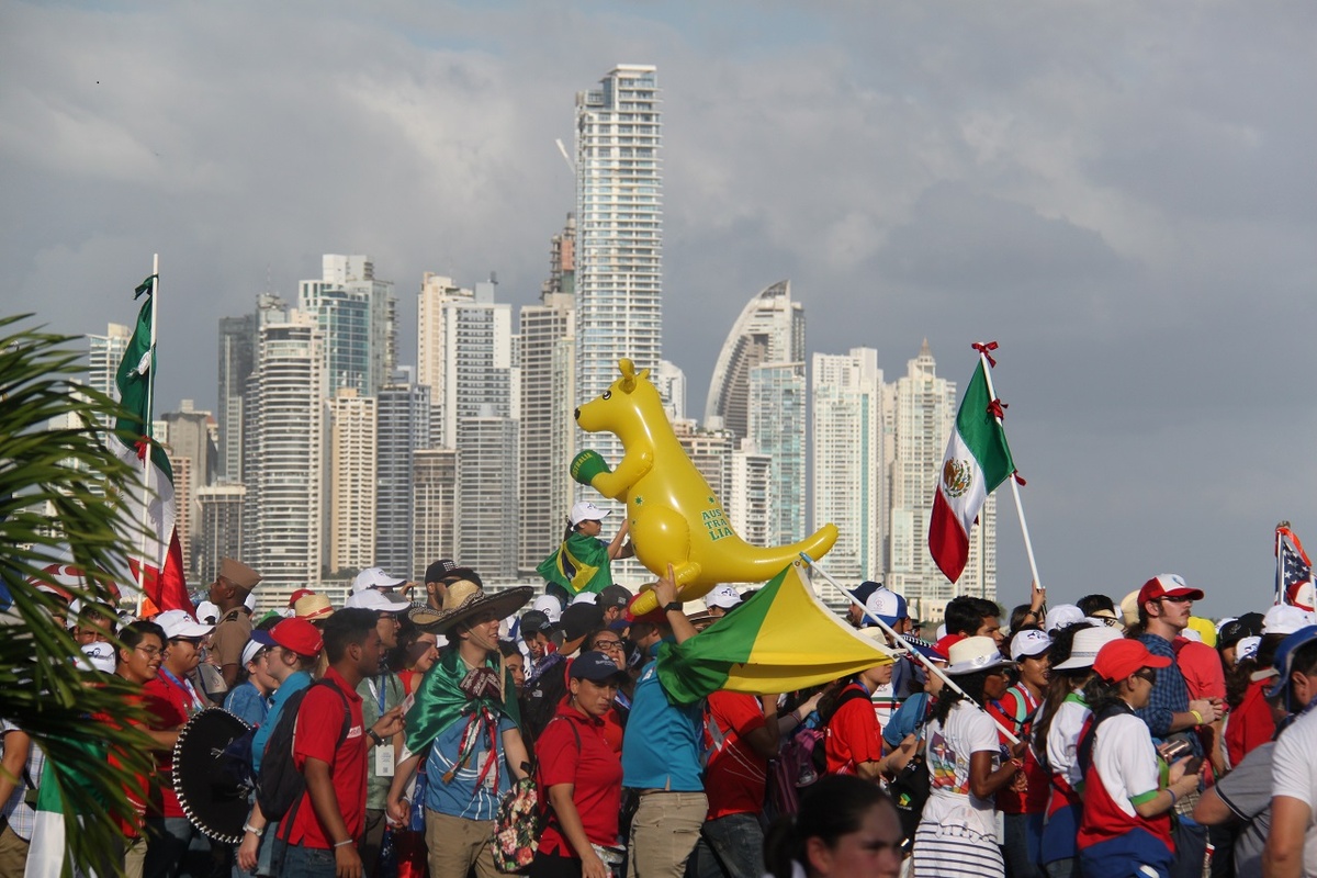 Der Glaube vereint die Jugendlichen aus aller Welt an der Uferpromenade von Panama-Stadt. (Foto: Zapf)